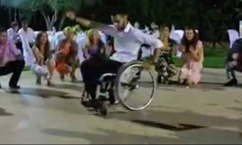 Παλικάρι χορεύει ζεϊμπέκικο σε αναπηρικό καροτσάκι και προσφέρει μάθημα ζωής σε όλους! (video)