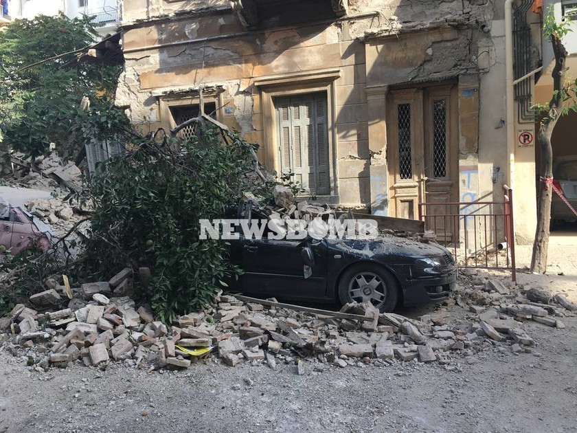 Συγκλονιστικές φωτογραφίες από την κατάρρευση κτιρίου στον Πειραιά