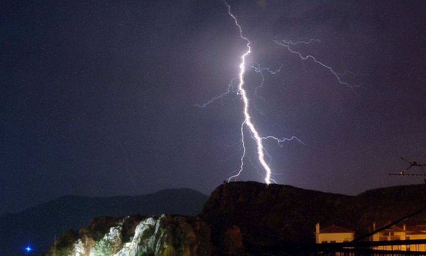 «Άνοιξαν» οι ουρανοί στην Αττική: Σφοδρή καταιγίδα στο κέντρο της Αθήνας