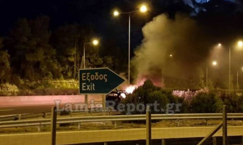 Αυτοκίνητο τυλίχθηκε στις φλόγες στην εθνική οδό Αθηνών - Λαμίας (vid)