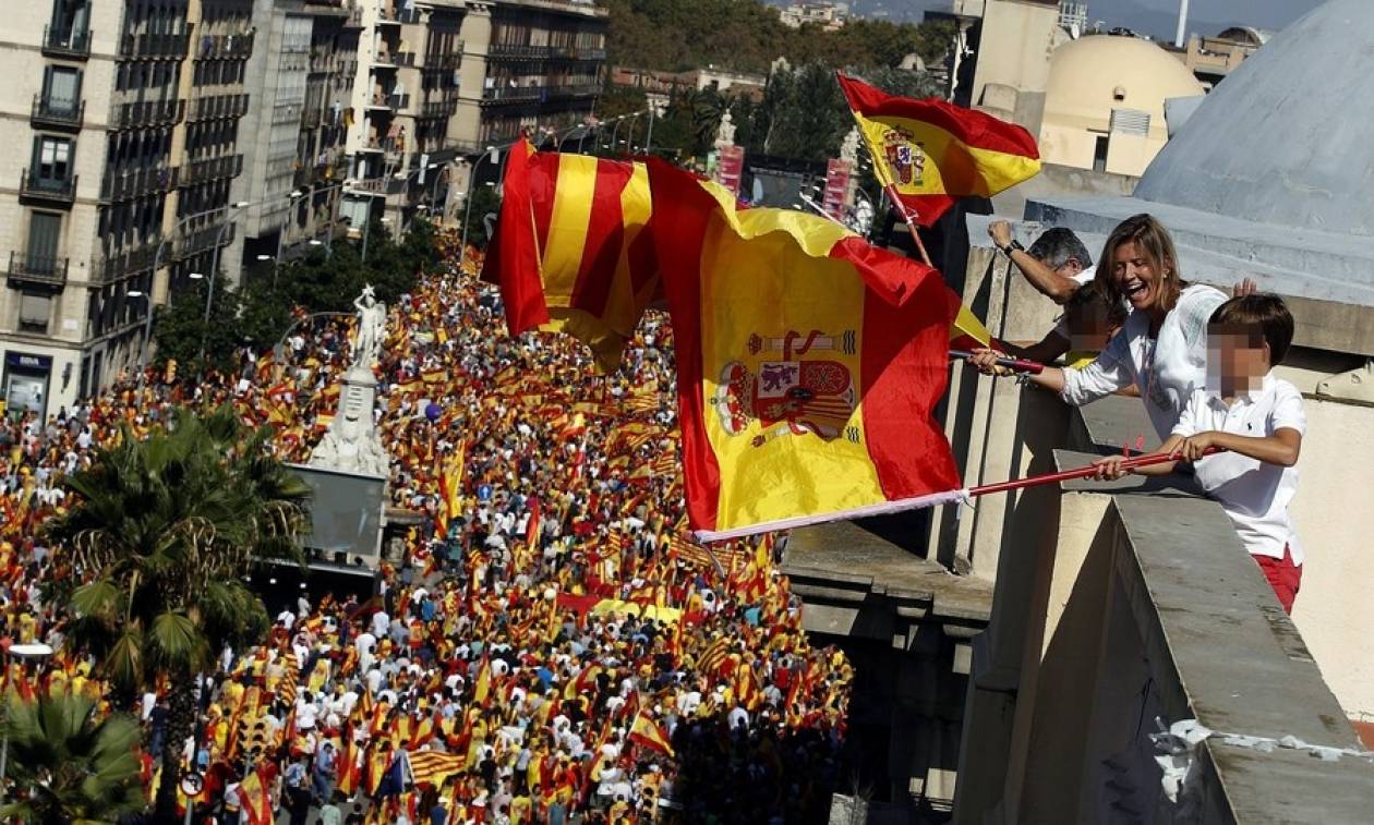 Ισπανία: «Σείστηκε» η Βαρκελώνη από 350 χιλιάδες διαδηλωτές κατά της ανεξαρτησίας της Καταλονίας