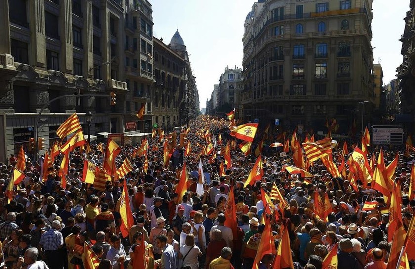 Ισπανία: «Σείστηκε» η Βαρκελώνη από 350 χιλιάδες διαδηλωτές κατά της ανεξαρτησίας της Καταλονίας