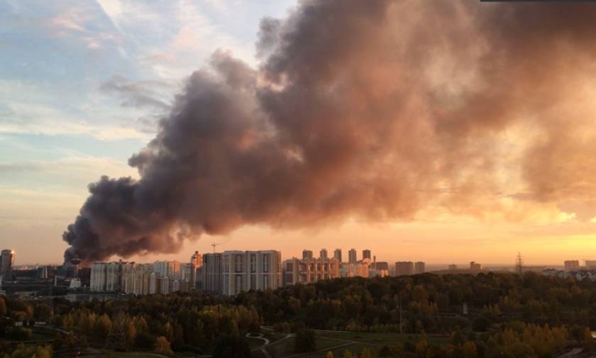 Μεγάλη πυρκαγιά στο κέντρο της Μόσχας, εκρήξεις αυτοκινήτων - Μαζική εκκένωση πολιτών (Pics+Vids)