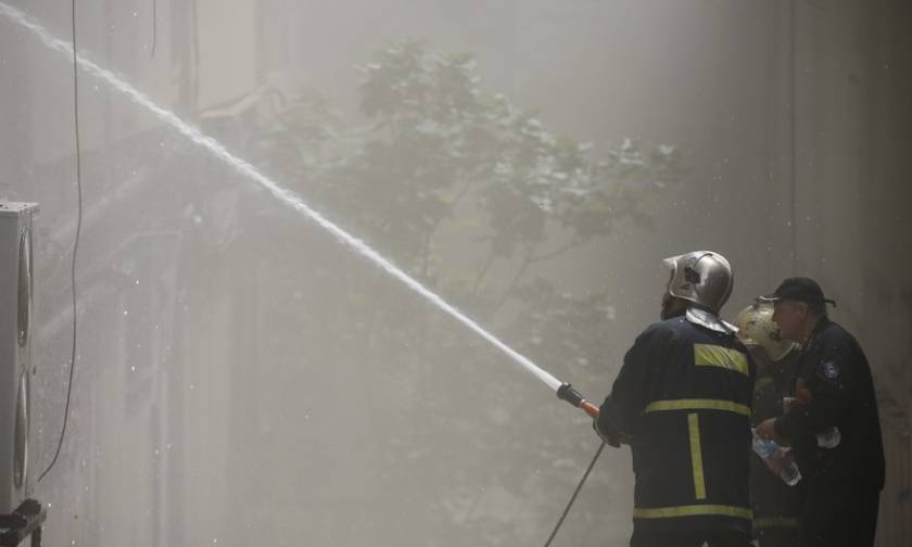 Φωτιά σε κτήριο στη Γλυφάδα - Καταστράφηκαν εννέα οχήματα!