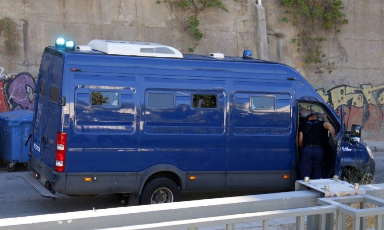 Θεσσαλονίκη: «Λαμπάδιασε» κλούβα της Αστυνομίας εν κινήσει