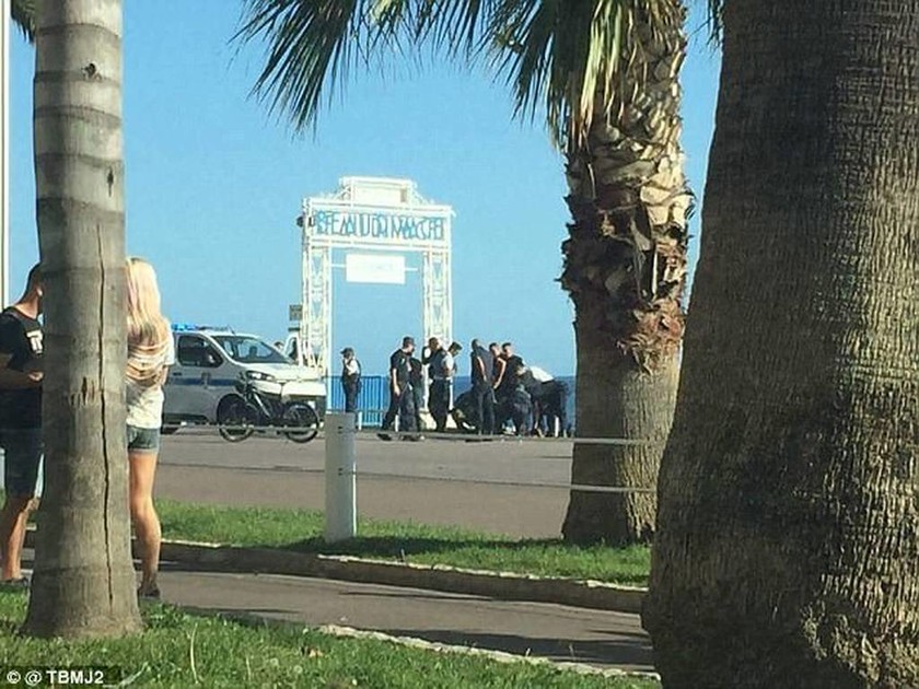Πανικός στη Νίκαια: Άντρας απειλούσε με μαχαίρι τουρίστες - Επιτέθηκε σε ηλικιωμένη (pics)