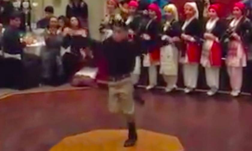 Καμαρώστε το κοπέλι που χόρεψε Ανωγειανό Πηδηχτό και τρέλανε κόσμο με τις φιγούρες του (video)