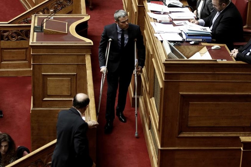 Με πατερίτσες στη Βουλή ο Κώστας Καραγκούνης – Τι συνέβη; (pics)