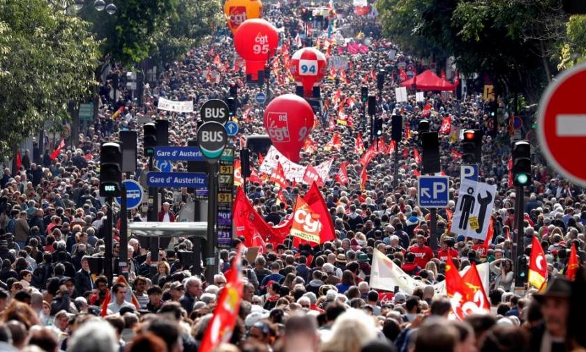 Γαλλία: Στα «κάγκελα» οι εργαζόμενοι – Περισσότεροι από 400.000 διαδηλωτές στους δρόμους