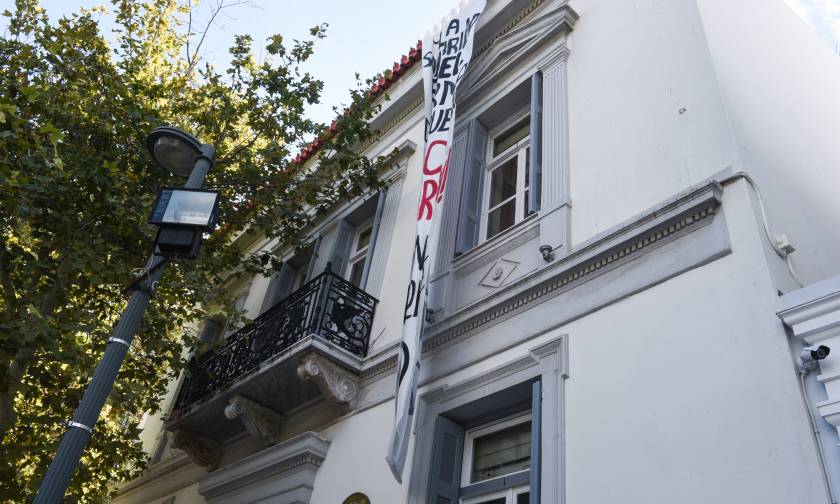 Εισβολή του «Ρουβίκωνα» και κατάληψη στην πρεσβεία της Ισπανίας (pics)