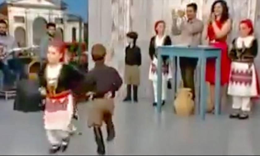 Έξι ετών παιδάκια χόρεψαν τέτοια σούστα που δεν θα «φτάνουν» ούτε μεγάλοι! (video)
