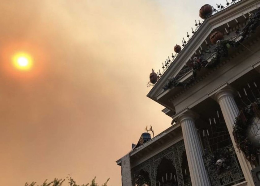 Εικόνες αποκάλυψης στην Καλιφόρνια: Πυκνοί καπνοί «πνίγουν» τη Disneyland