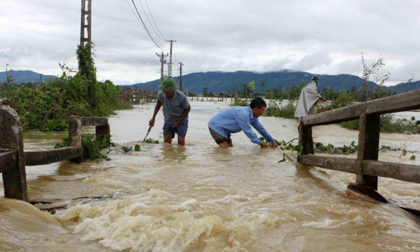Βιετνάμ: 37 νεκροί και 40 αγνοούμενοι από πλημμύρες και κατολισθήσεις