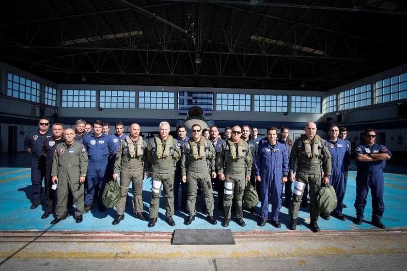 Οι πρώτες εικόνες από την πτήση του Τσίπρα με F-16 - Δείτε τον πρωθυπουργό με στολή πιλότου (vid)