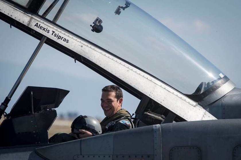 Οι πρώτες εικόνες από την πτήση του Τσίπρα με F-16 - Δείτε τον πρωθυπουργό με στολή πιλότου (vid)