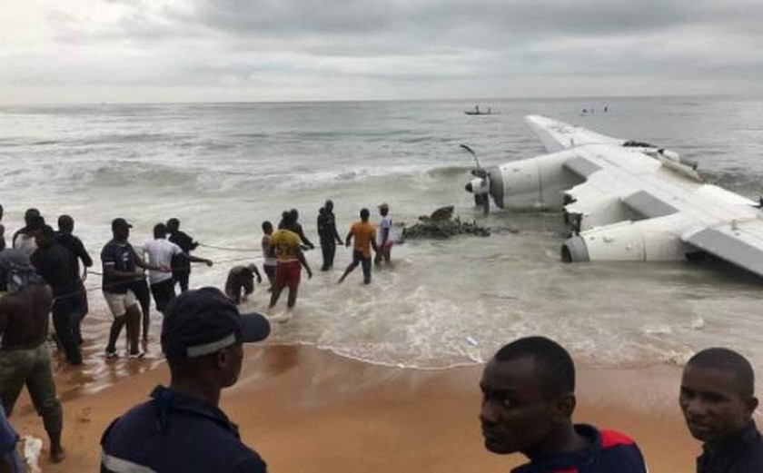 Συνετρίβη αεροπλάνο – Τέσσερις νεκροί και έξι τραυματίες: Εικόνες σοκ από το σημείο της τραγωδίας