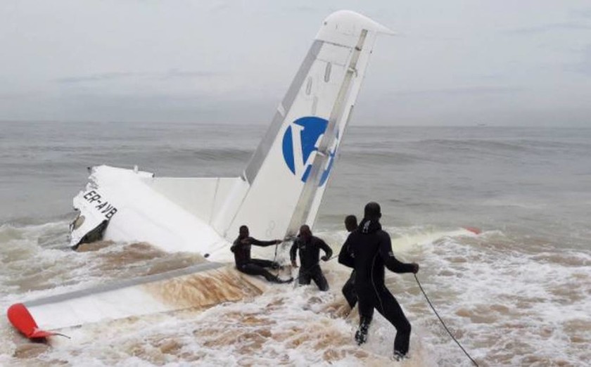 Συνετρίβη αεροπλάνο – Τέσσερις νεκροί και έξι τραυματίες: Εικόνες σοκ από το σημείο της τραγωδίας