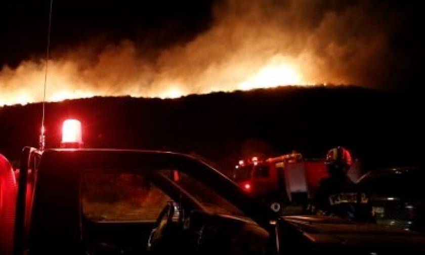 Δύσκολη νύχτα στην Εύβοια – Μαίνεται η πυρκαγιά στη Σέτα