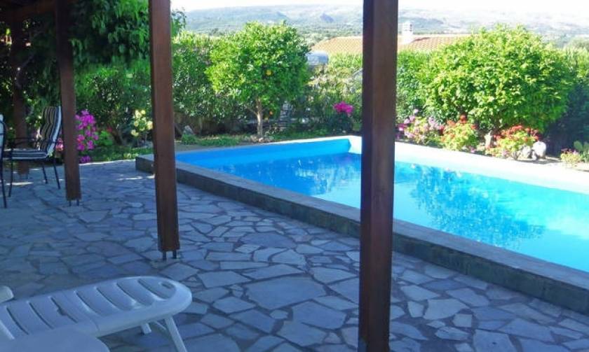 Σκάνδαλο: Πρώην κυβερνητικό στέλεχος έχτισε παράνομα πισίνα