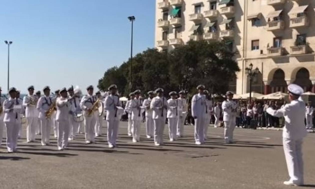 Απίστευτο! Η μπάντα του Πολεμικού Ναυτικού παίζει το... Despacito – Δυναμώστε τα ηχεία!