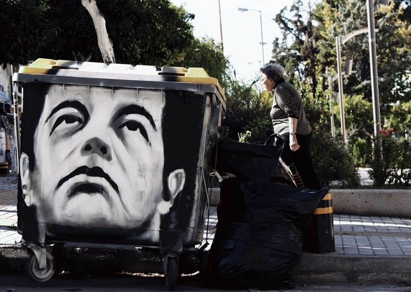 Ο Τσίπρας έγινε γκράφιτι σε κάδο σκουπιδιών – Δείτε τις φωτογραφίες που σαρώνουν στο Διαδίκτυο