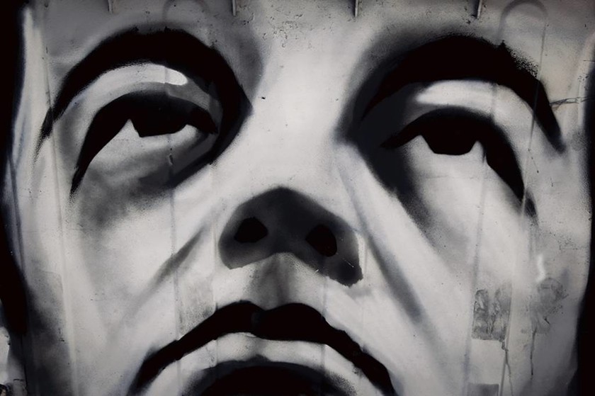 Ο Τσίπρας έγινε γκράφιτι σε κάδο σκουπιδιών – Δείτε τις φωτογραφίες που σαρώνουν στο Διαδίκτυο