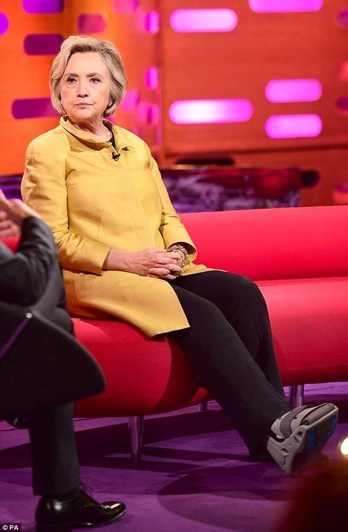Το ατύχημα της Χίλαρι: Με ειδική μπότα σε εκπομπή του BBC! (pic)