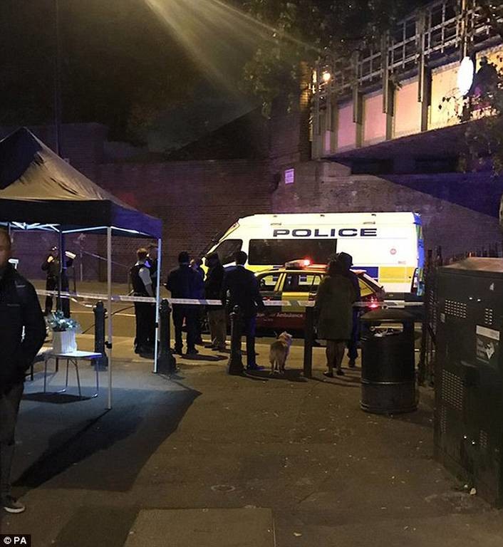 Πανικός στο Λονδίνο: Επίθεση με μαχαίρι κοντά στο σταθμό Parson Green - Ένας νεκρός (pics+vid)