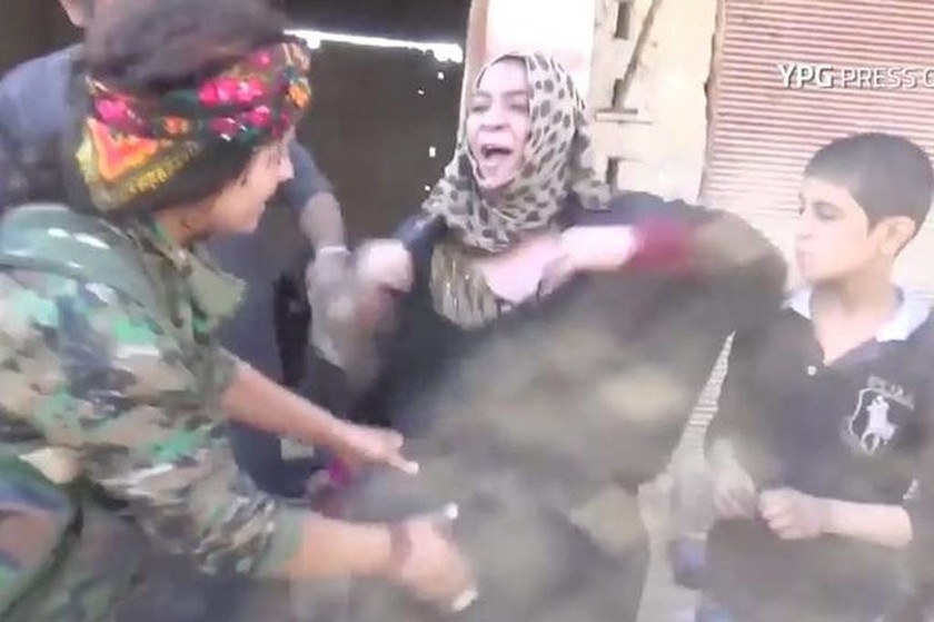 Ράκα: Η απίστευτη αντίδραση γυναίκας που απελευθερώνεται από τα δεσμά των τζιχαντιστών! (video)