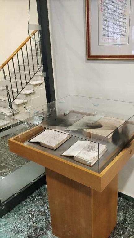 Αναρχικοί έκαναν «γυαλιά καρφιά» τα γραφεία του Συμβολαιογραφικού Συλλόγου Αθηνών (pics)