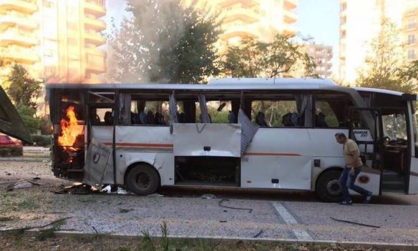 Τουρκία: Όχημα της αστυνομίας χτυπήθηκε από βόμβα στη Μερσίνη - Αρκετοί τραυματίες (vid)