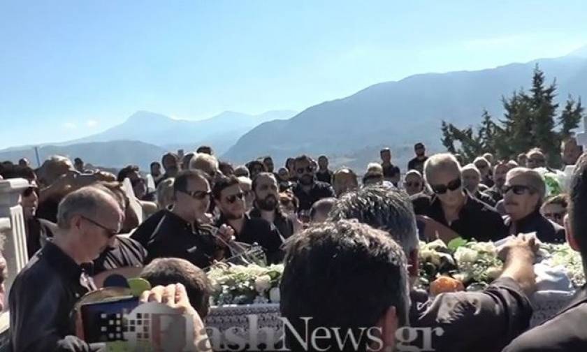 Κρήτη - Ράγισαν καρδιές στην κηδεία του Μανώλη Κακλή: Το τελευταίο τραγούδι για τον μεγάλο λαουτιέρη