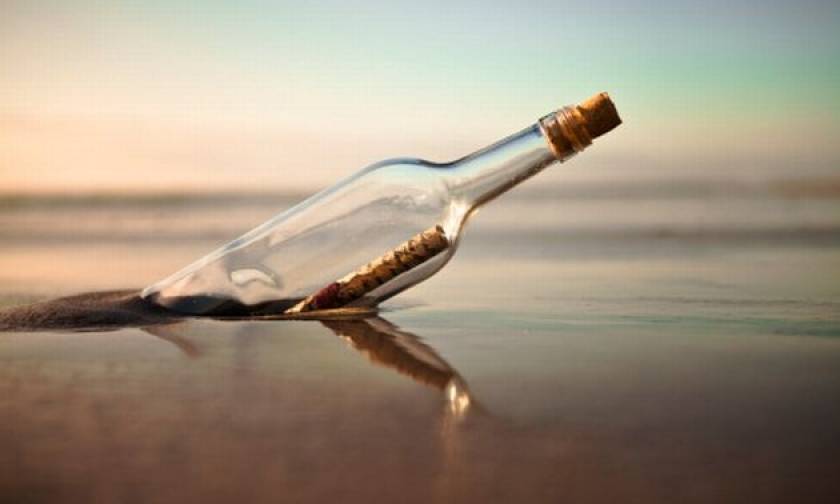 Έριξε μπουκάλι με γράμμα στον ωκεανό: 29 χρόνια αργότερα βρήκε αποδέκτη!