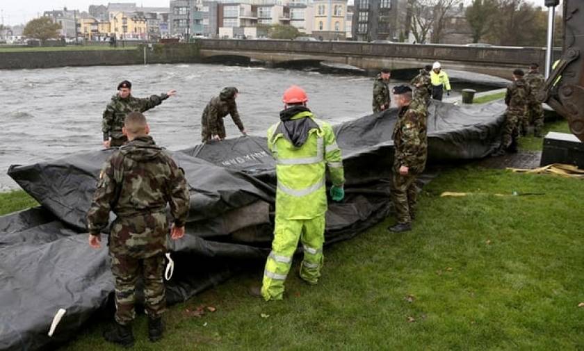 «Σαρώνει» την Ιρλανδία η καταιγίδα «Μπράιαν» – Ζημιές σε κτήρια από τεράστια κύματα (vid)