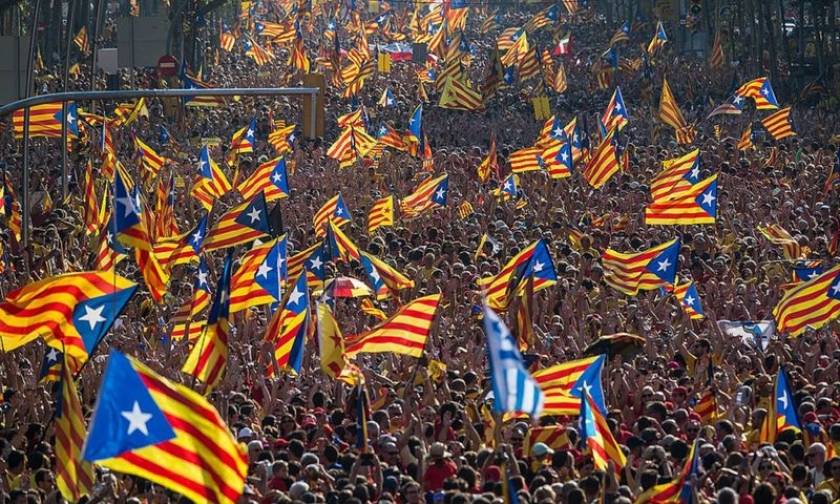 «Καζάνι που βράζει» η Καταλονία - Χιλιάδες διαδηλωτές στους δρόμους της Βαρκελώνης (vid)