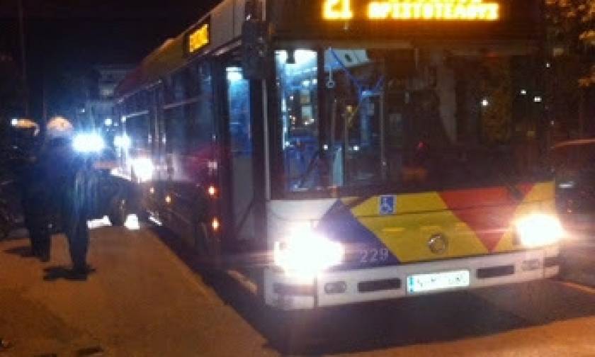 Θεσσαλονίκη: Άγνωστοι πέταξαν πέτρες σε λεωφορείο του ΟΑΣΘ μπροστά στο ΑΠΘ (pics)