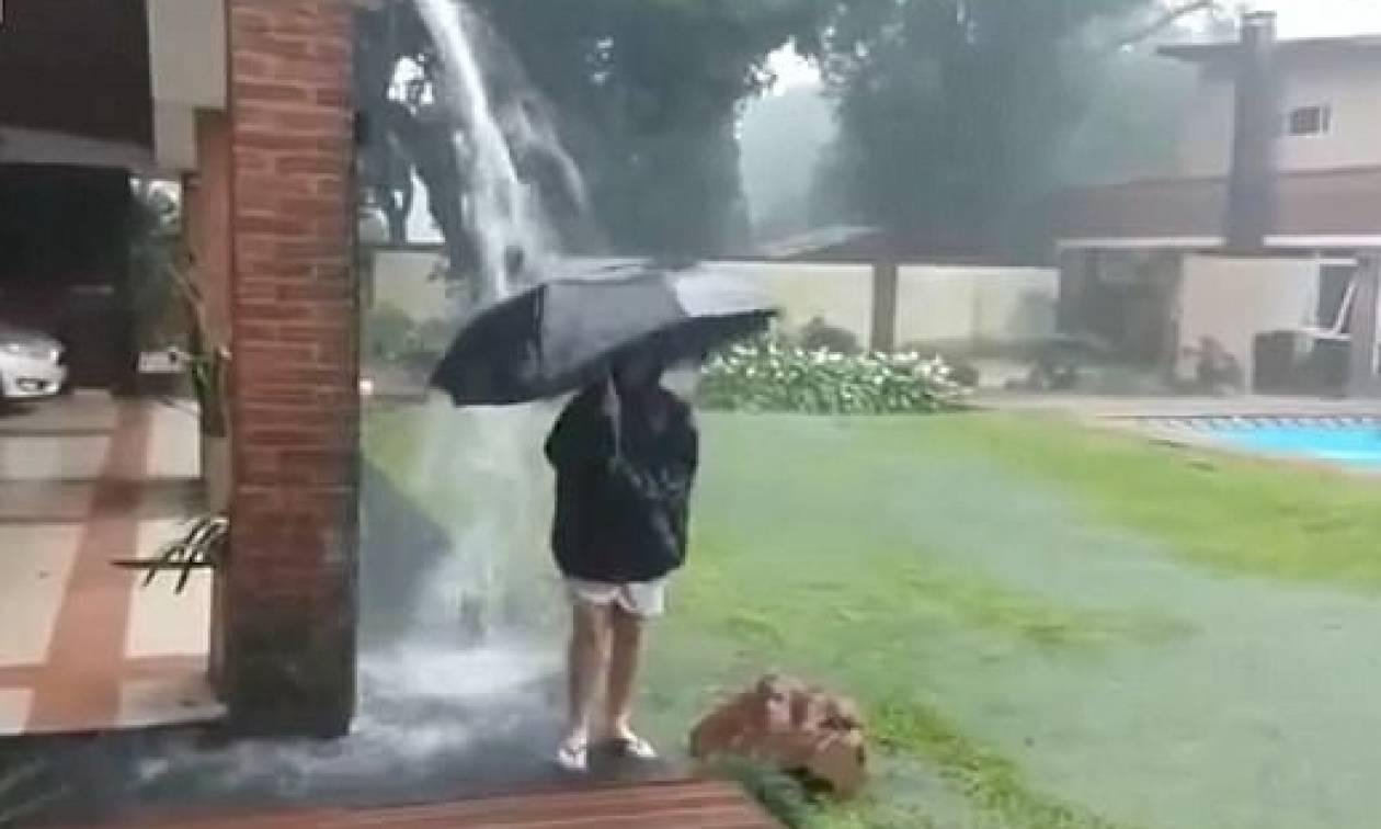 Σοκαριστικό βίντεο: Έπαιζε με την ομπρέλα στη βροχή και τον χτύπησε κεραυνός!