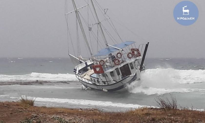 Απίστευτες εικόνες από τη Ρόδο: Η κακοκαιρία έβγαλε καράβι στη στεριά