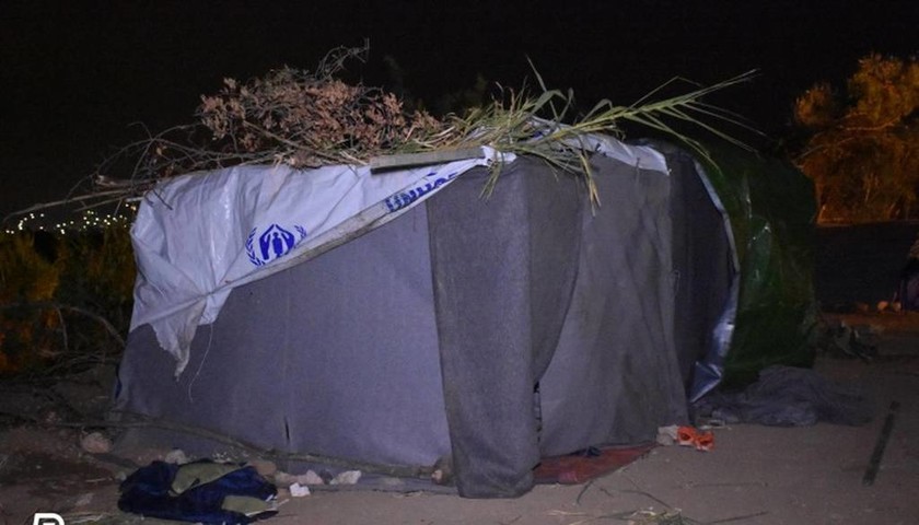 Χίο - Εικόνες απογοήτευσης: Πρόσφυγες στήνουν σκηνές στα δέντρα για να γλιτώσουν από τα λασπόνερα