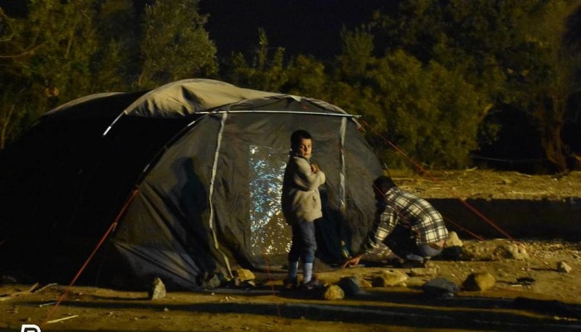 Χίο - Εικόνες απογοήτευσης: Πρόσφυγες στήνουν σκηνές στα δέντρα για να γλιτώσουν από τα λασπόνερα
