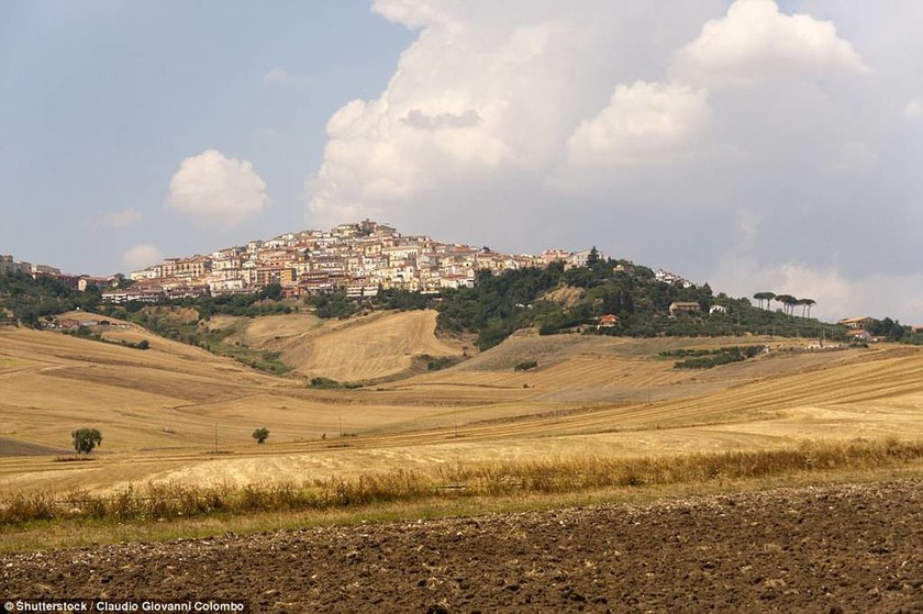 Ιταλική πόλη δίνει 2.000 ευρώ σε όποιον θέλει να εγκατασταθεί εκεί! (pics)