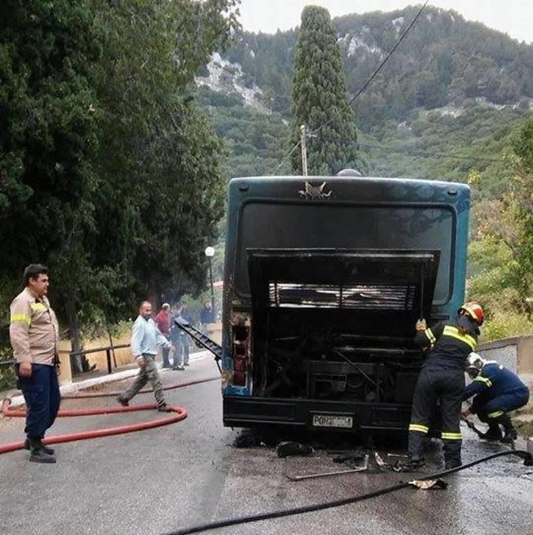 Τρόμος για μαθητές στη Ρόδο: Σχολικό λεωφορείο τυλίχθηκε στις φλόγες (pics)