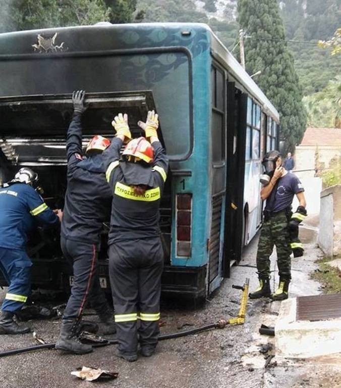 Τρόμος για μαθητές στη Ρόδο: Σχολικό λεωφορείο τυλίχθηκε στις φλόγες (pics)