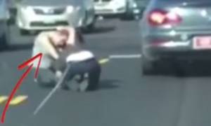 Απίστευτο βίντεο! Γυναίκες μαλλιοτραβιούνται στη μέση του δρόμου ενώ περνούν αυτοκίνητα