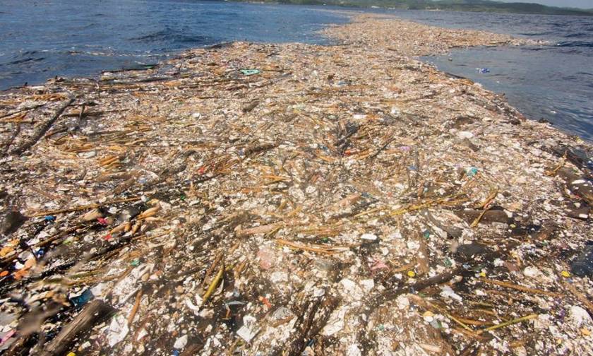 Φωτογραφίες – σοκ: Τόνοι σκουπιδιών «εξαφάνισαν» τη θάλασσα στην Καραϊβική