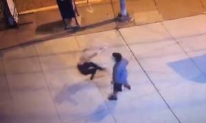 Βίντεο - σοκ: Γυναίκα πέφτει αναίσθητη στο πεζοδρόμιο και οι περαστικοί βγάζουν selifes
