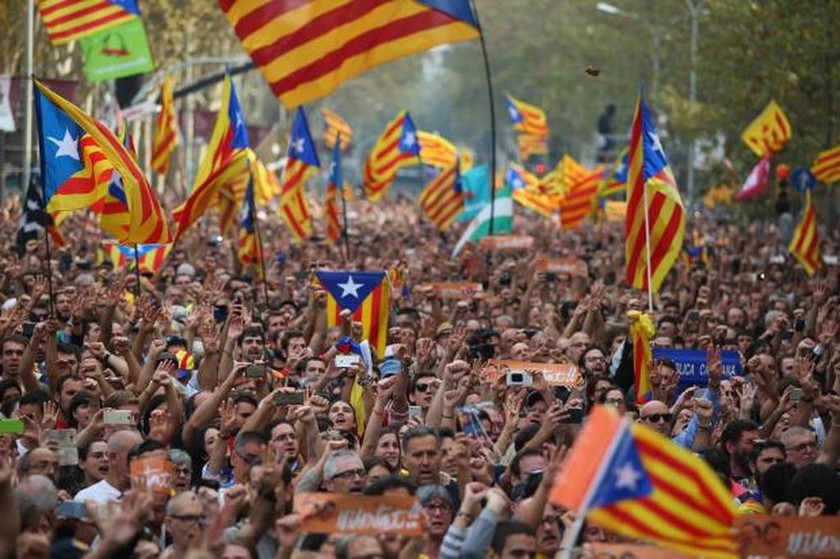 Ανακήρυξε την ανεξαρτησία της η Καταλονία – Ραγδαίες εξελίξεις 