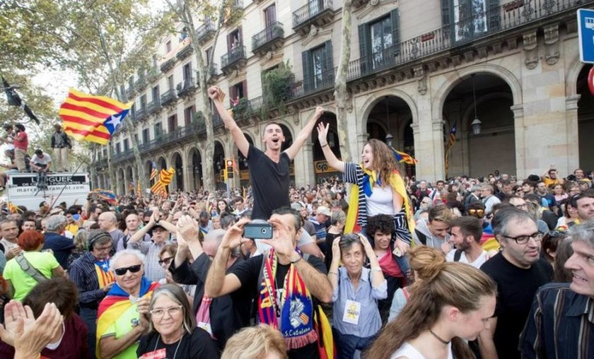 Απόσχιση Καταλονίας: Στους δρόμους οι κάτοικοι – Δάκρυα χαράς για την ανεξαρτησία (pics-vid)