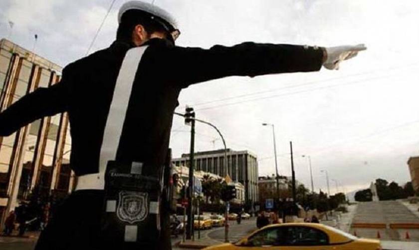 28η Οκτωβρίου: Ποιοι δρόμοι κλείνουν σε Αθήνα και Πειραιά - Πώς θα πάτε στις παρελάσεις