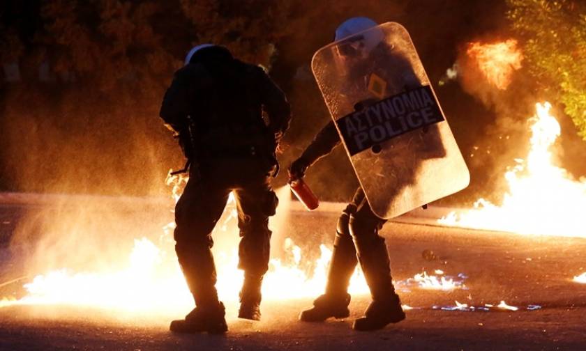 Βραδιά χάους στο κέντρο της Αθήνας: Επεισόδια με μολότοφ, πέτρες και φωτοβολίδες - Δύο τραυματισμοί